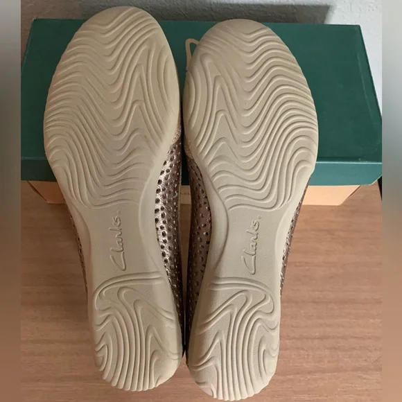 Clarks Women's Tan and Brown Flats Orbit Flight size 9.5 - Picture 8 of 9